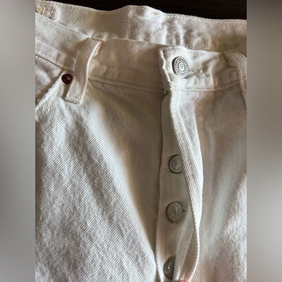 501 white Levi’s distressed 29/26 pants. A150 - Picture 4 of 7